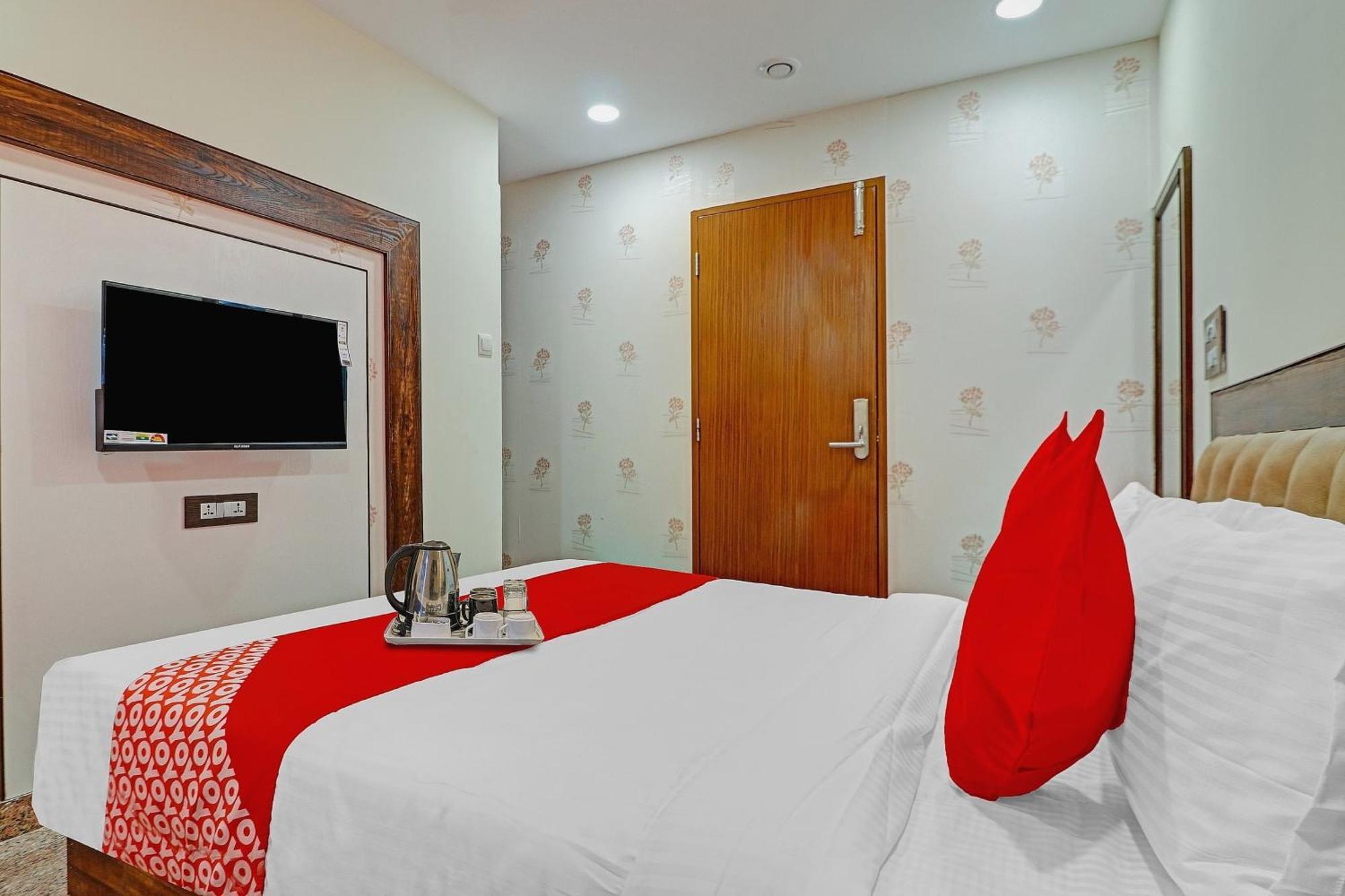 Heavens Inn Near Rasoolpura Metro Station Hyderabad Exterior photo