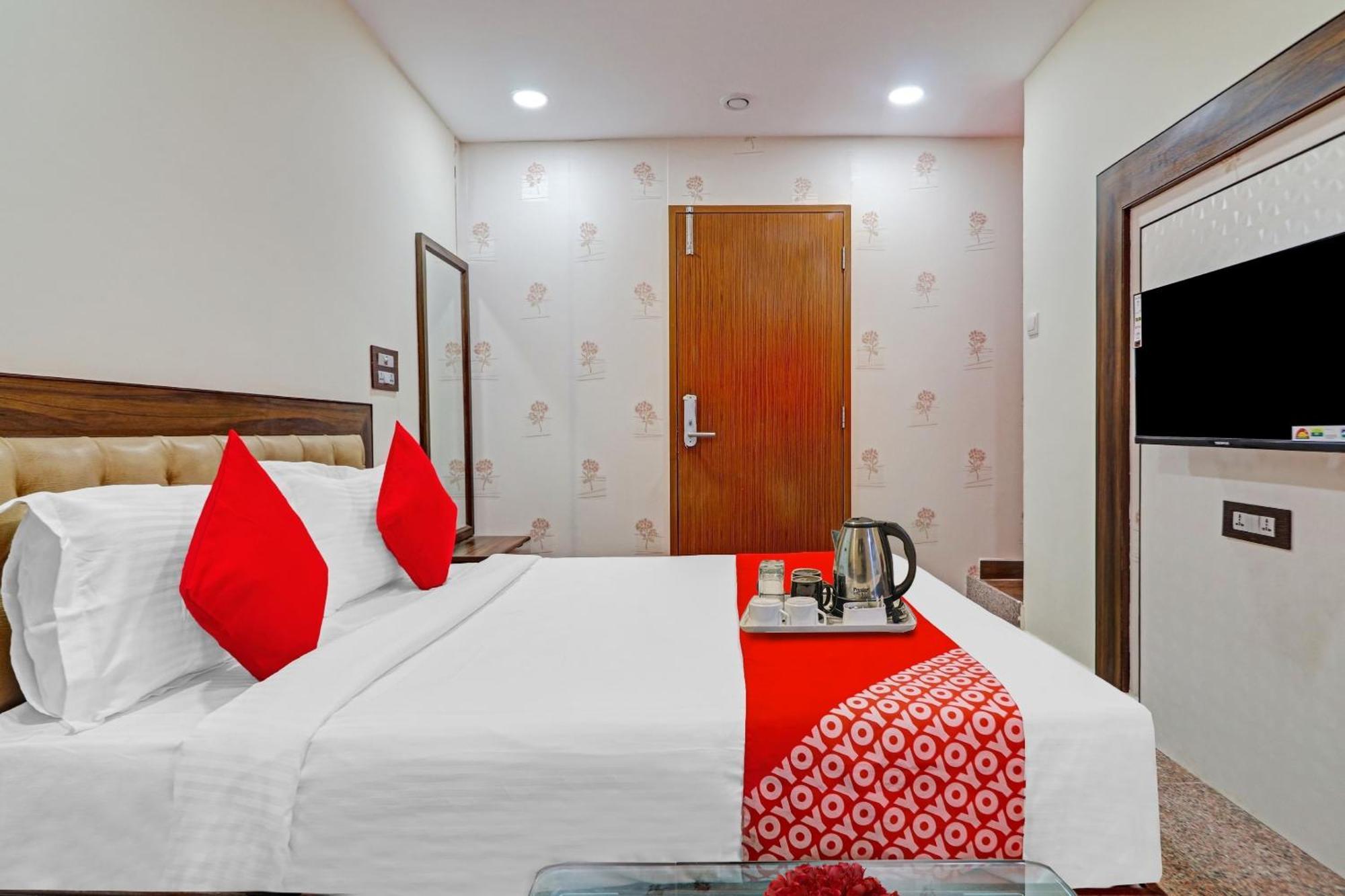 Heavens Inn Near Rasoolpura Metro Station Hyderabad Exterior photo